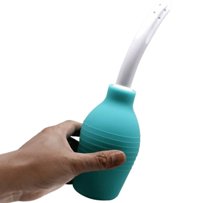 Douche anale silicone bleue ergonomique avec embout blanc, imperméable et hygiénique pour nettoyage intime.
