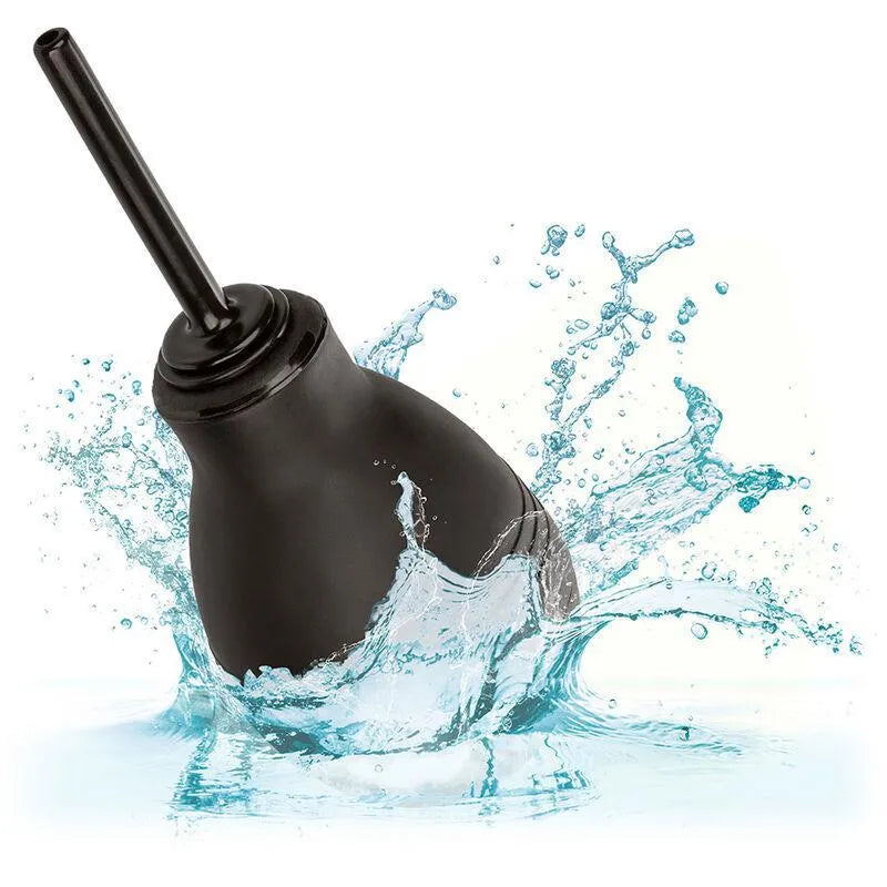 Douche anale noire ergonomique 216ml avec valve anti-reflux, buse fine étanche, éclaboussures d'eau en fond.