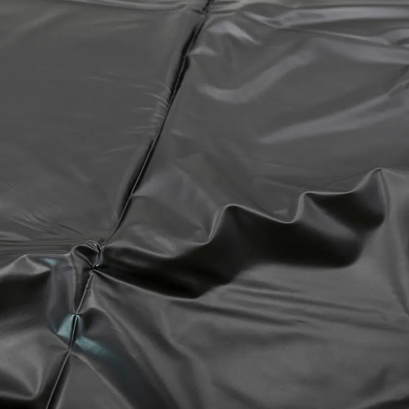 Draps jetables noirs en PVC imperméables, texture lisse, pour protection et jeux adultes, dimensions généreuses.