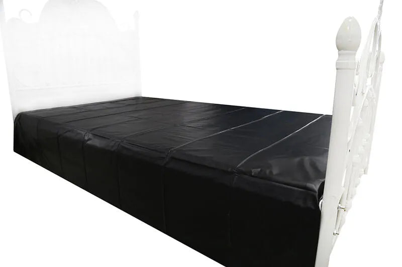 Drap jetable imperméable noir en PVC sur lit, protection optimale pour jeux adultes, dimensions généreuses.
