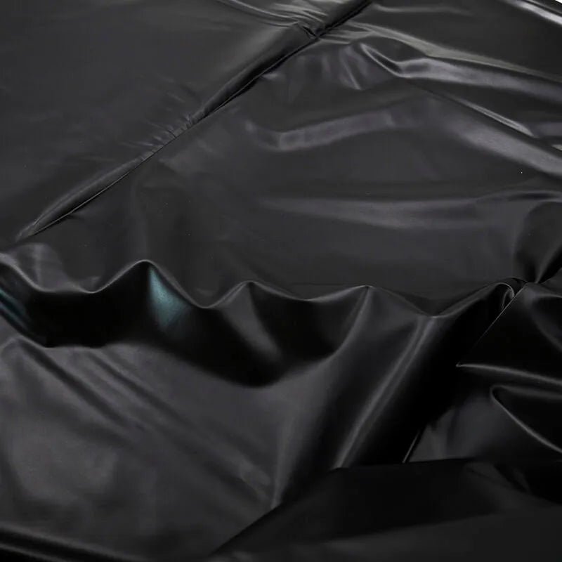 Draps jetables noirs en PVC imperméables, texture lisse et brillante, pour protection et confort lors de jeux adultes.