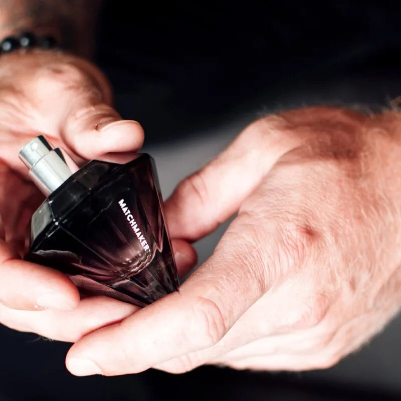Flacon cristal diamant raffiné, eau de cologne phéromones femme, notes cèdre, cassis, citron, chêne, ambre, musc.