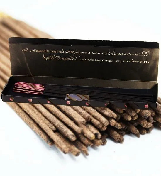 Boîte d'encens érotique chocolat phéromones, bâtonnets artisanaux marron, ambiance séduisante et relaxante.