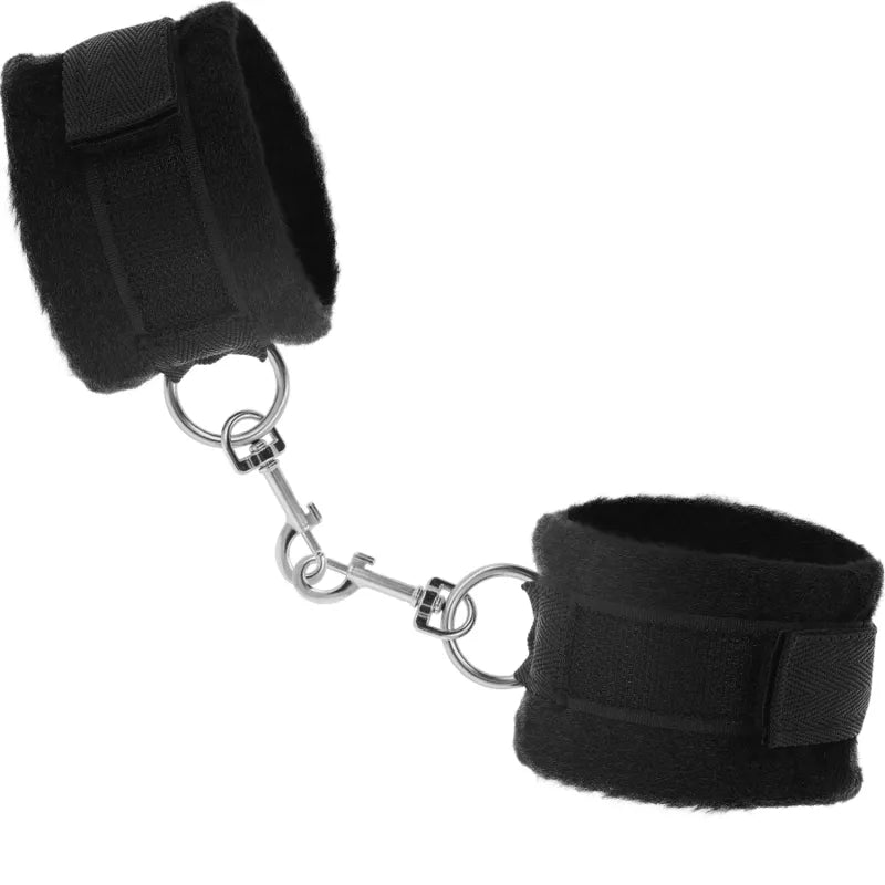 Menottes en cuir végétalien noir avec attaches métalliques, bandeau et chatouilleur inclus, ensemble BDSM éthique et raffiné.