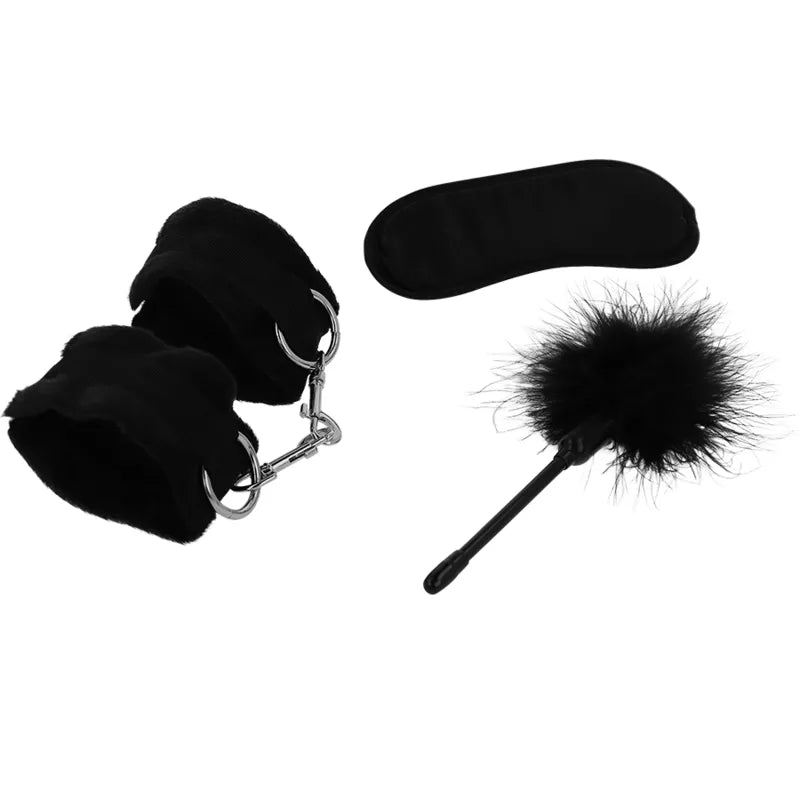Ensemble BDSM cuir végétalien noir avec menottes, bandeau pour les yeux et chatouilleur, élégant et éthique.