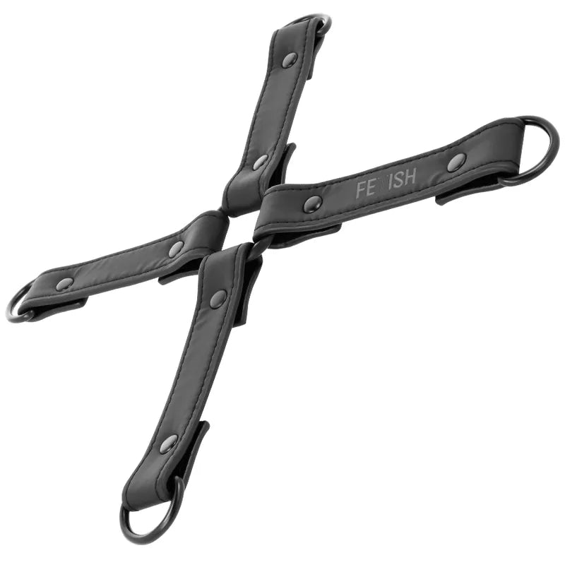 Ensemble bondage cuir végan noir, réglable, avec attaches métalliques sans nickel, durable et confortable.