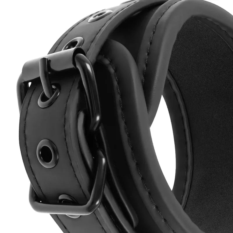 Ensemble bondage lit cuir vegan noir, attaches réglables en métal inoxydable, sangles pour poignets et chevilles.