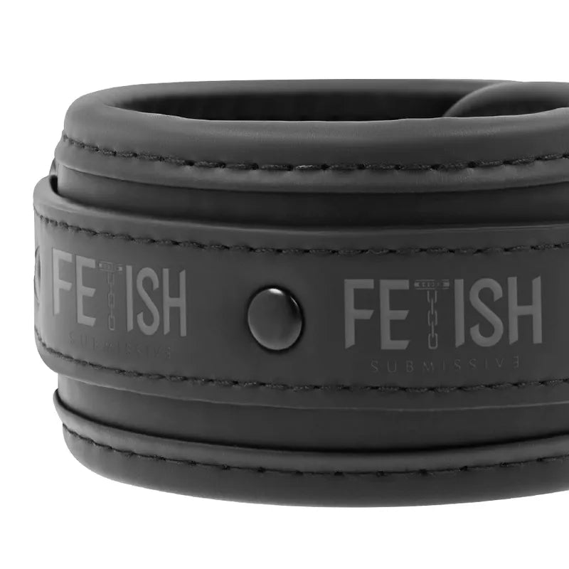 Bracelets en cuir vegan noir, métal inoxydable sans nickel, ajustables, pour jeux BDSM sécurisés et confortables.