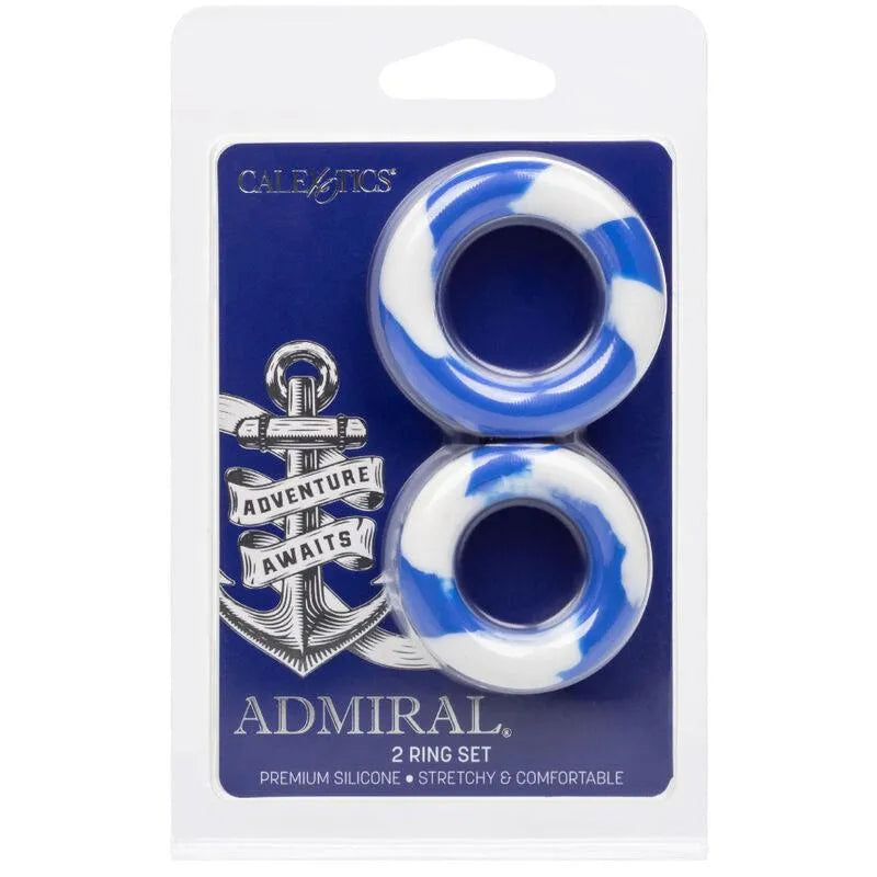 Ensemble de deux cockrings en silicone bleu et blanc, extensibles et confortables, sur fond d'emballage bleu marine.
