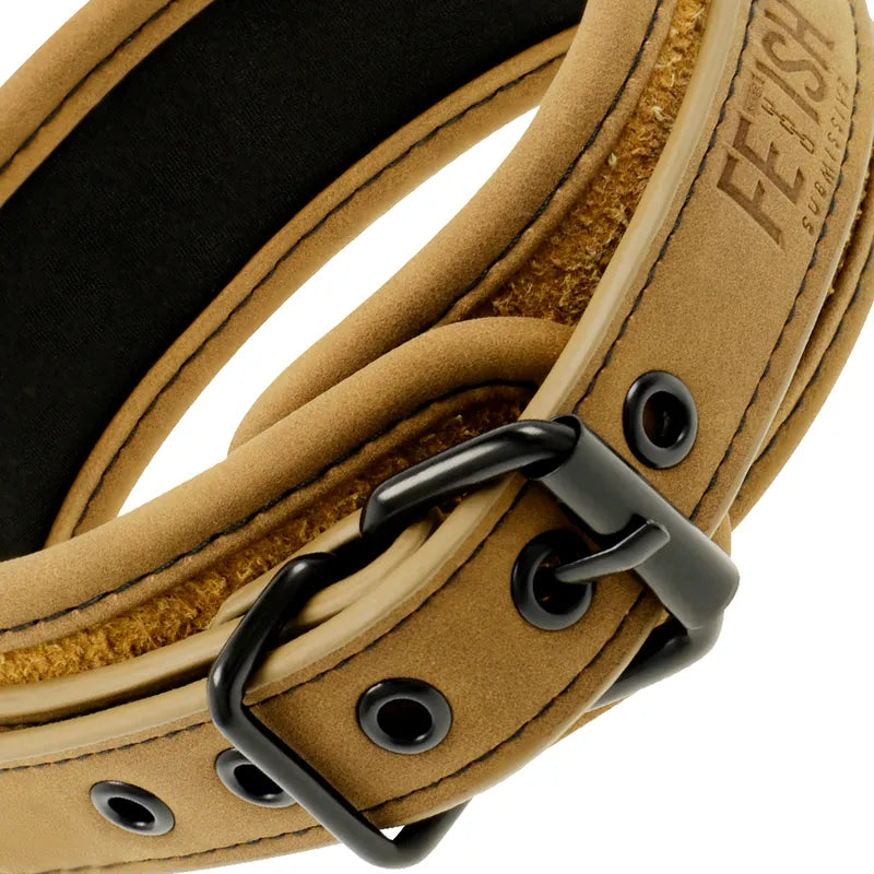 Collier et menottes BDSM en cuir vegan beige, métal noir sans nickel, design ajustable et confortable pour jeux éthiques.