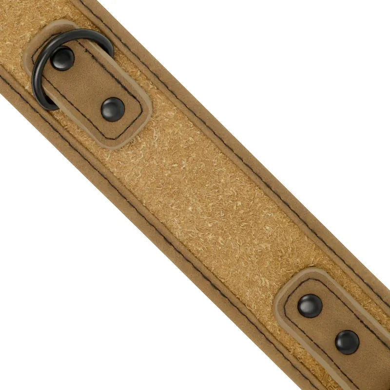 Ensemble collier et menottes BDSM cuir vegan beige, métal noir sans nickel, design robuste et confortable pour débutants.