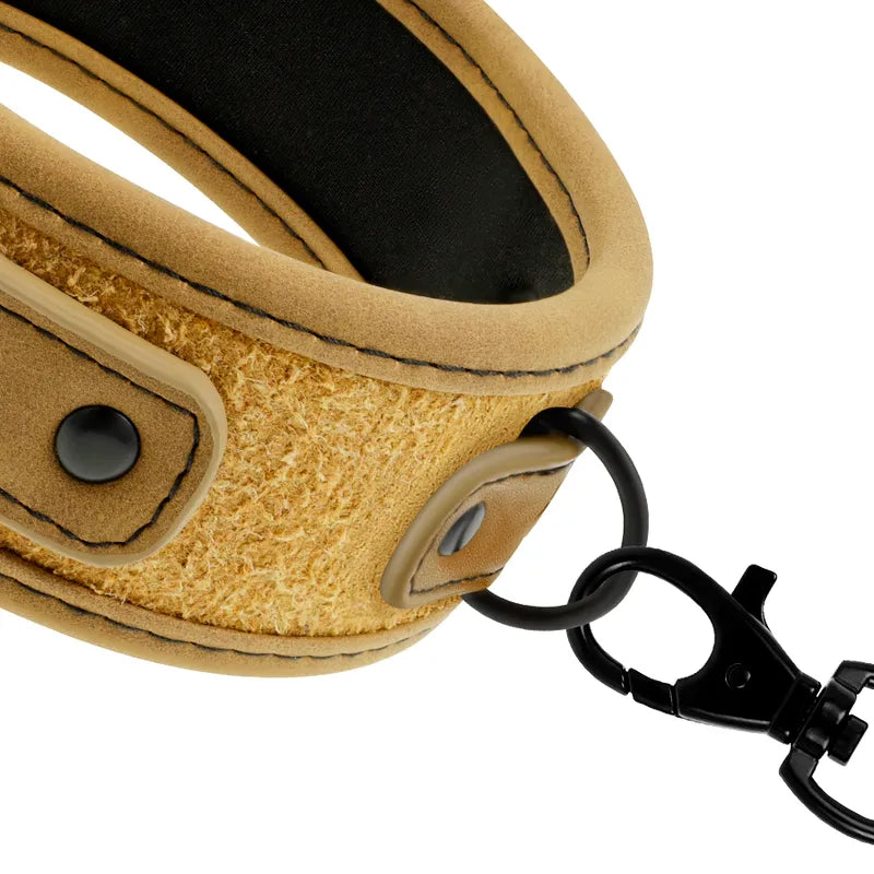 Collier et menottes BDSM en cuir vegan beige, métal noir sans nickel, design robuste et confortable pour débutants et expe...