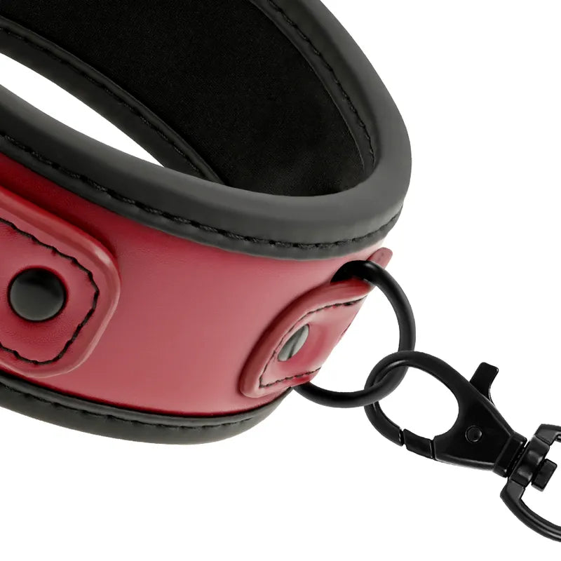 Collier et menottes en cuir vegan rouge avec chaîne en métal noir sans nickel, ajustable et éthique pour jeux BDSM.