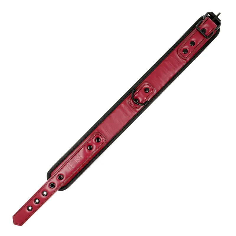 Collier et menottes en cuir vegan rouge avec chaîne métal sans nickel, ajustable, durable et éthique pour jeux BDSM.