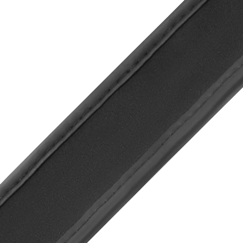 Collier et menottes en cuir vegan noir, chaîne métal sans nickel, ajustable, robuste et éthique pour jeux BDSM élégants.