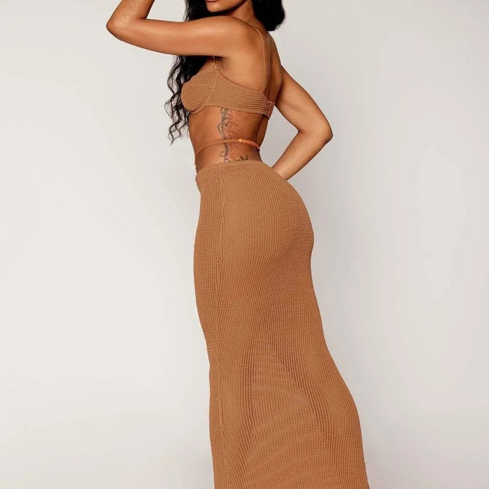 Ensemble lingerie cuivré élégant avec soutien-gorge à armatures, bretelles fantaisie et chaîne dorée, maintien optimal.