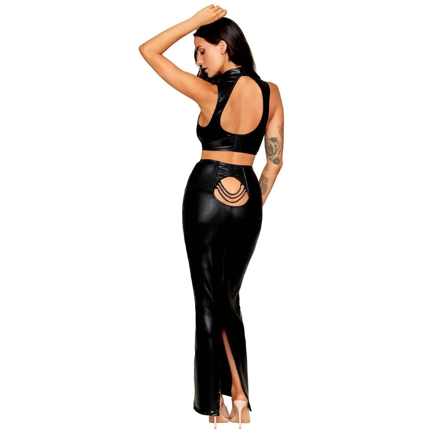 Ensemble lingerie noire grande taille, soutien-gorge harnais simili cuir, jupe longue avec chaînes métal, dos nu.