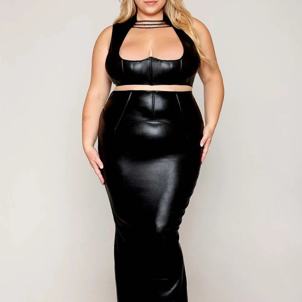 Ensemble lingerie grande taille simili cuir noir, harnais chaîne, soutien-gorge extensible, jupe longue moulante.