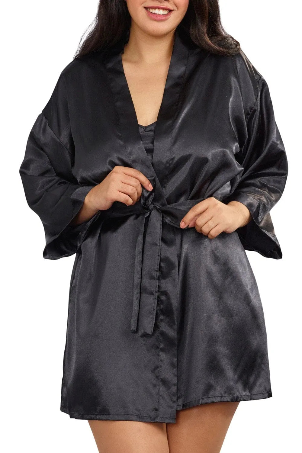 Ensemble nuit satin noir grande taille, nuisette courte et peignoir ceinture, élégant et glamour pour femmes rondes.