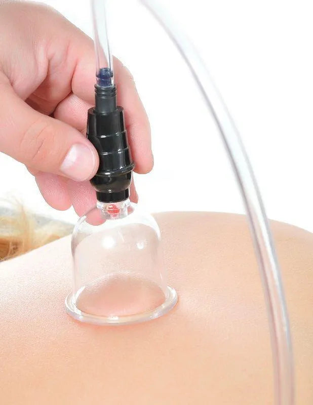 Ventouse transparente sur peau, tuyau flexible et gâchette ergonomique pour stimulation érogène débutants BDSM.