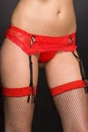 Ensemble porte-jarretelle rouge en dentelle florale avec string assorti, élégant et ajustable, sur fond noir.