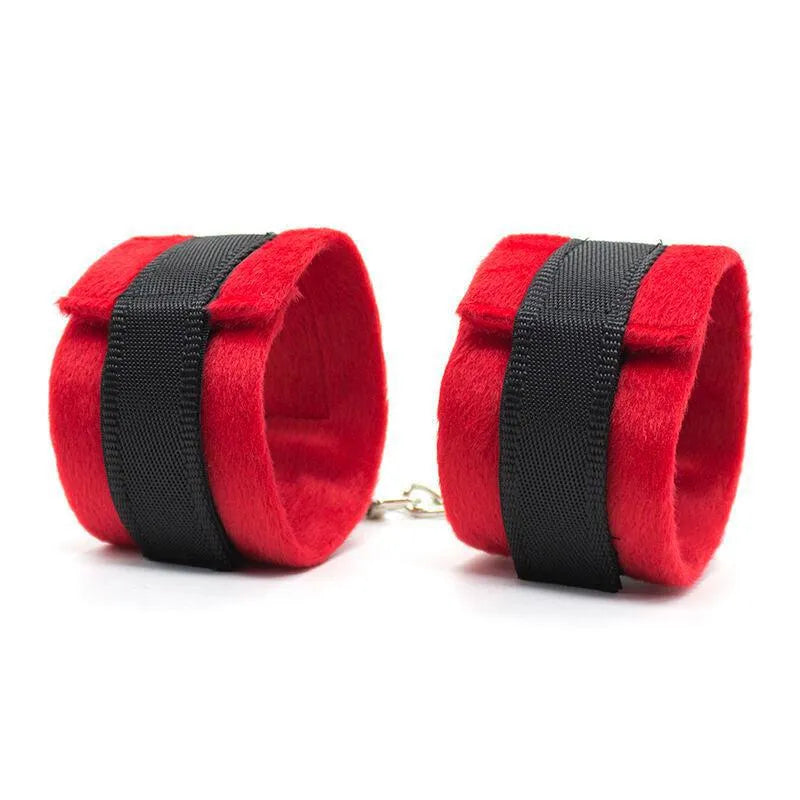 Ensemble fétiche Ohmama 5 pièces rouge et noir, masque, menottes, fouet, plumeau, pinces tétons, matériaux confortables.