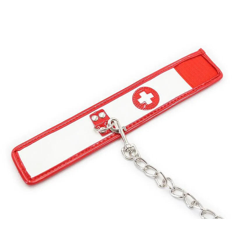 Bracelet fétichiste infirmière PVC rouge et blanc avec chaîne, robuste et ajustable, marque Ohmama.