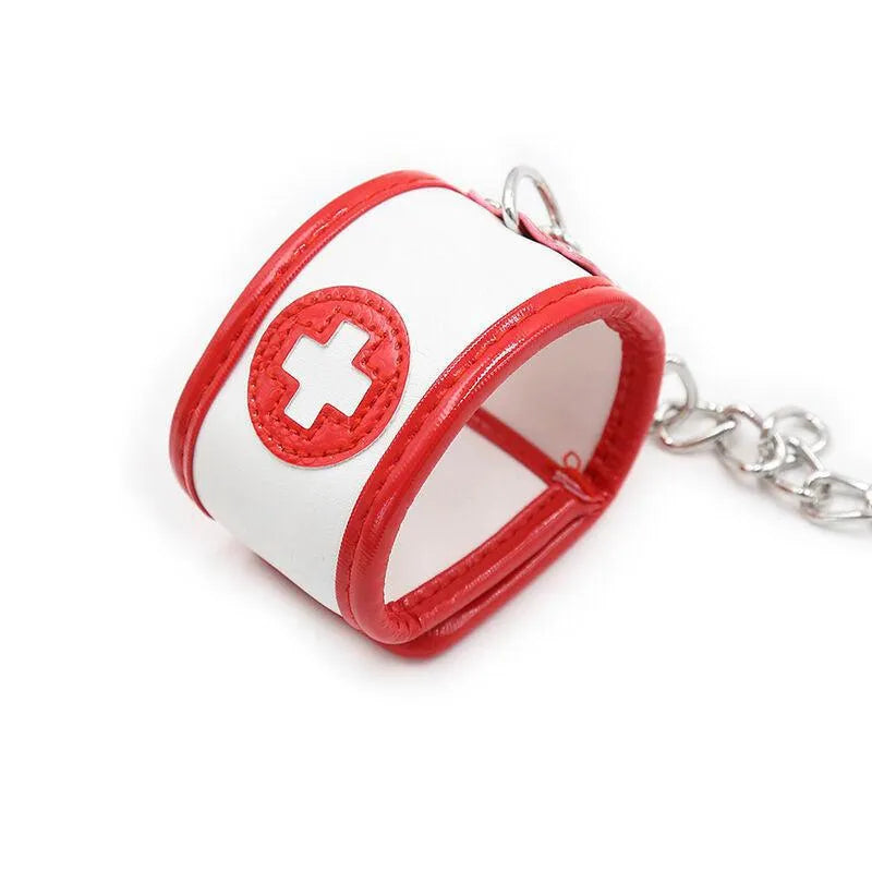 Bracelet en PVC blanc et rouge avec croix, chaîne argentée, style infirmière fétichiste, robuste et ajustable.