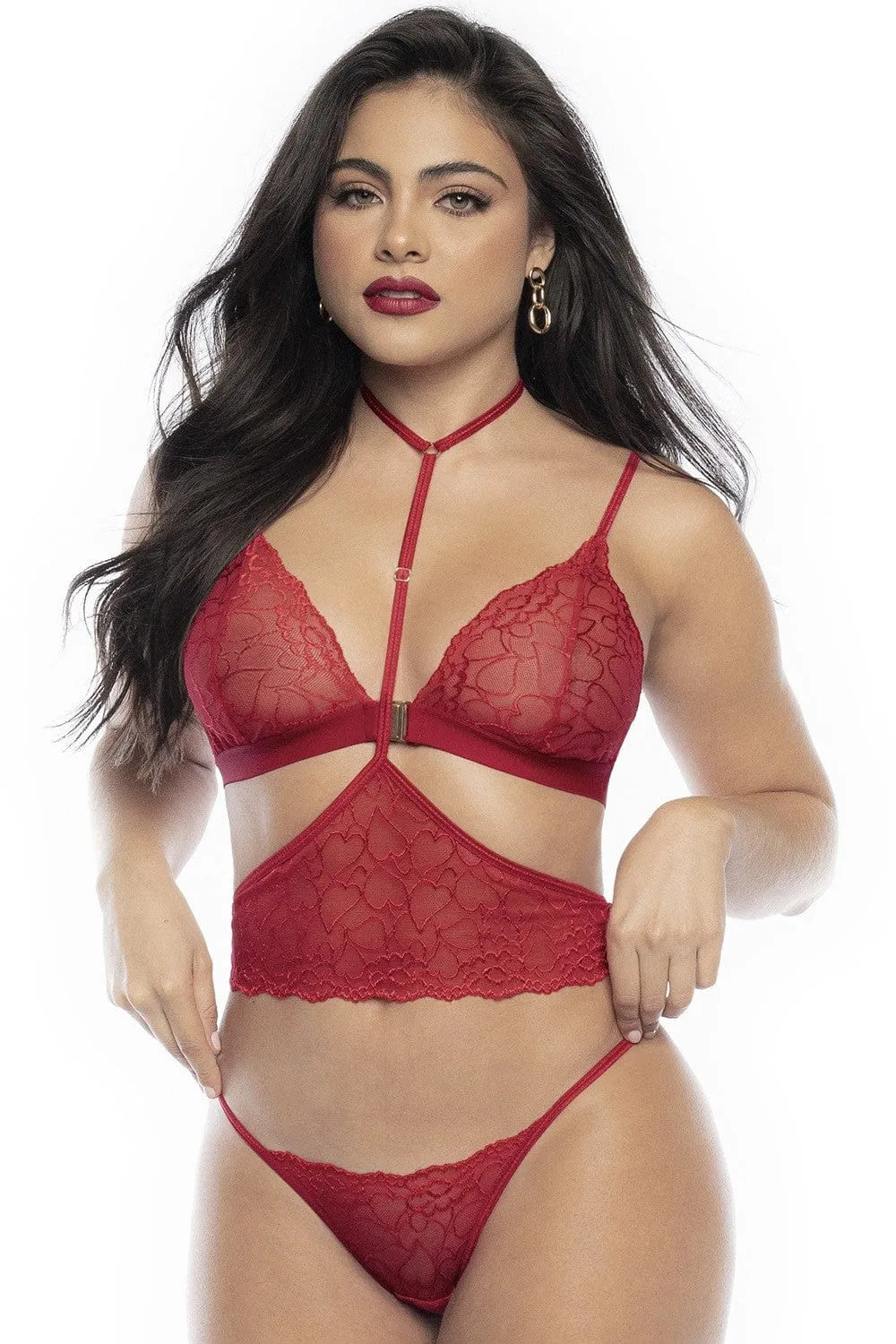 ensemble lingerie dentelle rouge romantique soutiengorge motifs coeurs harnais séparé string assorti bretelles réglables fermeture frontale polyamide élasthanne séduction raffinement