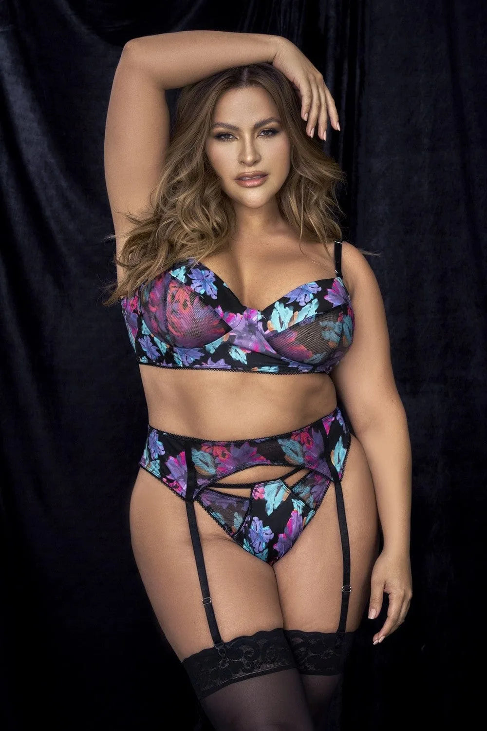 Ensemble lingerie floral exotique trois pièces pour femme ronde, soutien-gorge armatures, porte-jarretelles, string assorti.