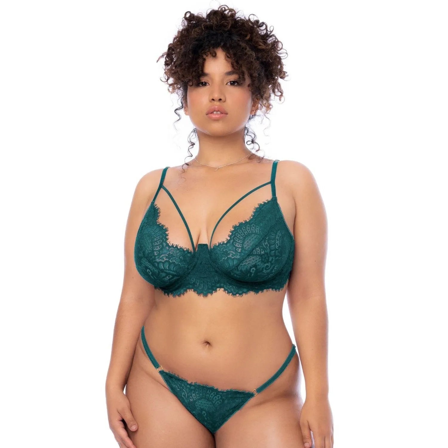 Ensemble lingerie grande taille en dentelle verte avec soutien-gorge à armatures, porte-jarretelles et string coordonné.