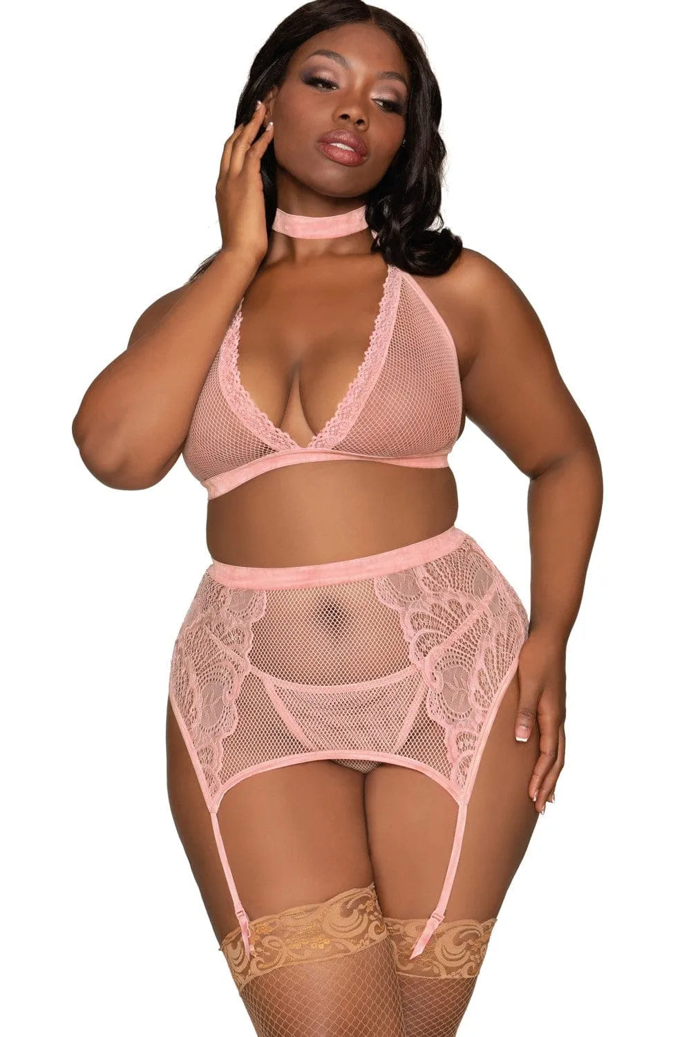 Ensemble lingerie grande taille résille dentelle rose, soutien-gorge licou, porte-jarretelles ajustable, string inclus.