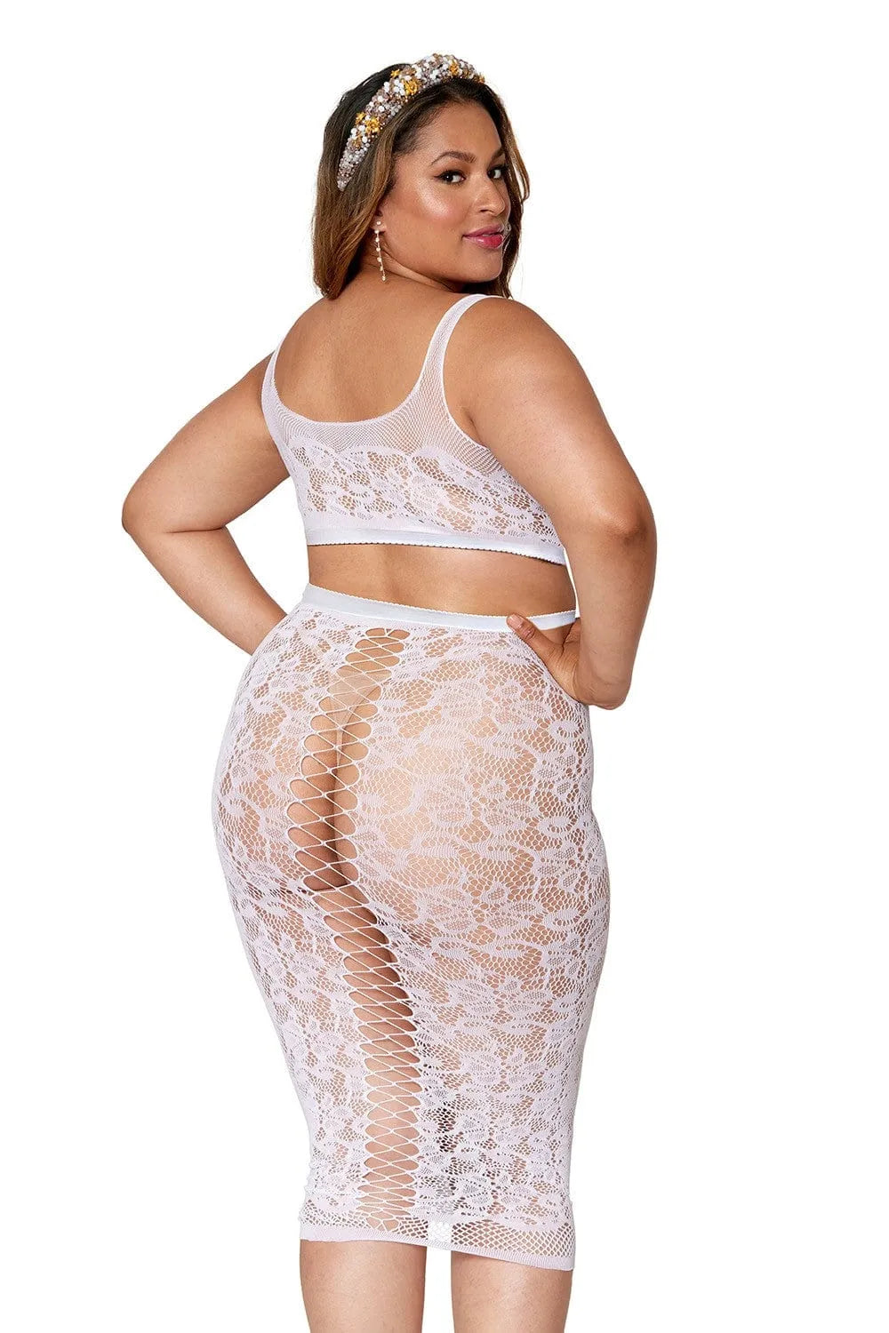 Ensemble lingerie grande taille blanc en dentelle brodée, résille transparente, bretelles épaisses, jupe ajustée.