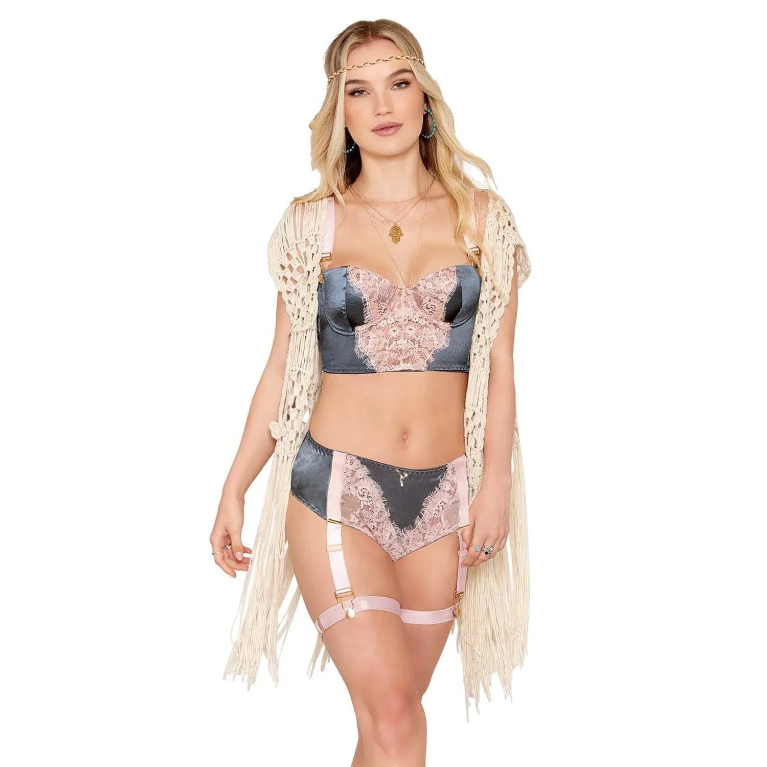 Ensemble lingerie vintage rose quartz en dentelle et satin, bonnets à armatures, bretelles réglables, porte-jarretelles.