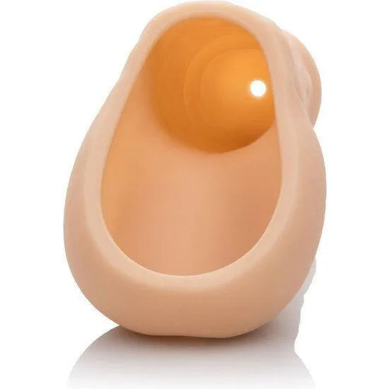 Extension pénis silicone réaliste beige avec texture veines, forme ergonomique, intérieur lisse, adaptable et discret.