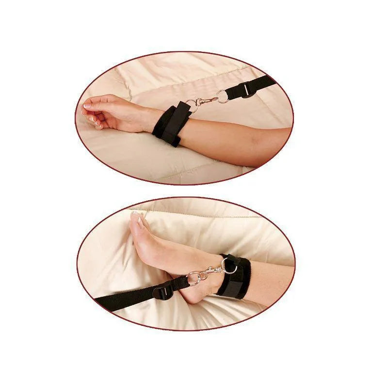 Fixations bondage sous matelas en néoprène noir, attaches nylon robustes, poignets et chevilles doublés satin, masque inclus.
