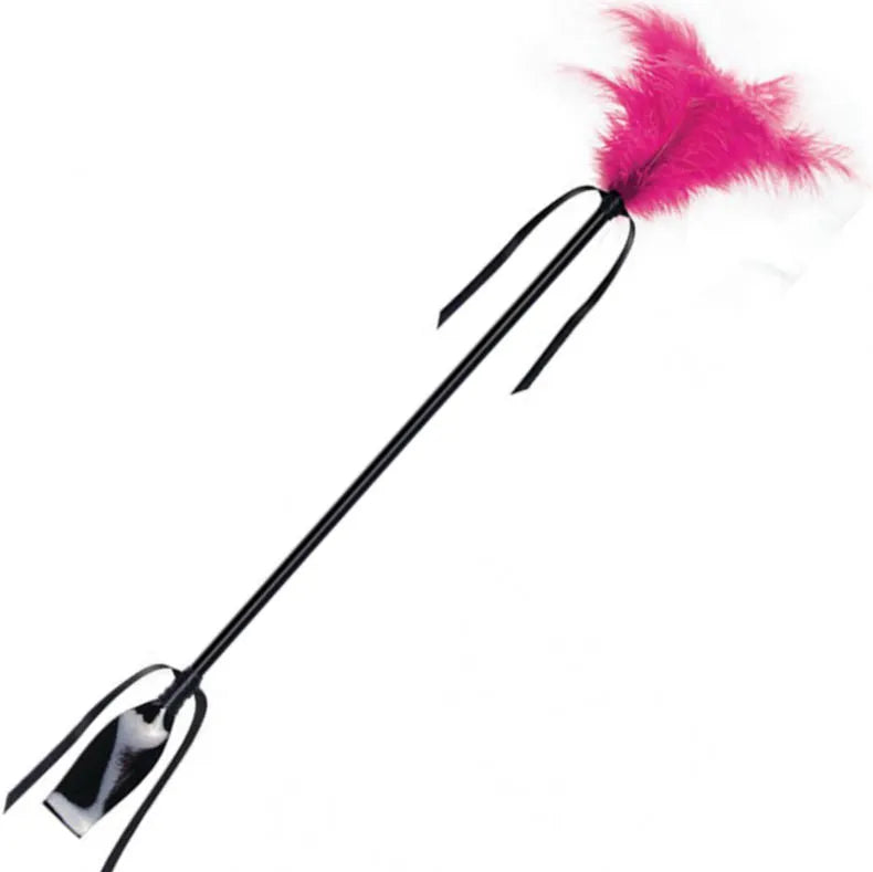 Fouet BDSM noir avec plumes roses et pagaie, design luxueux en polyuréthane, coton et polyester pour sensations variées.