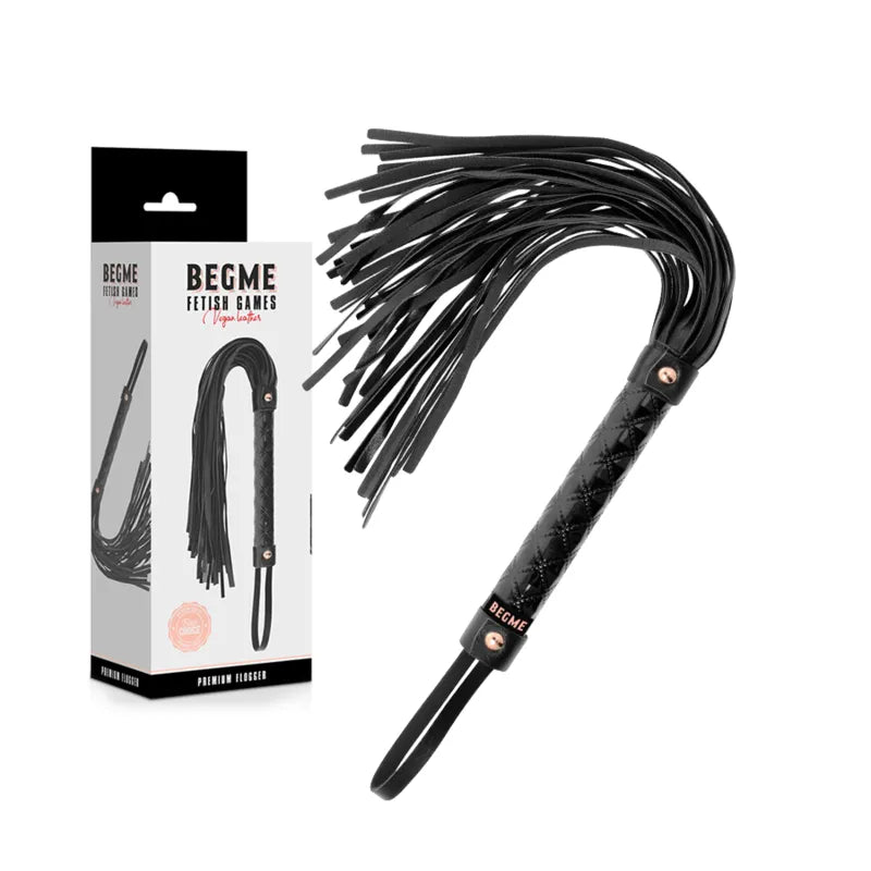 Fouet BDSM noir en cuir végétalien avec poignée ergonomique et sangles souples, idéal débutants et avancés.