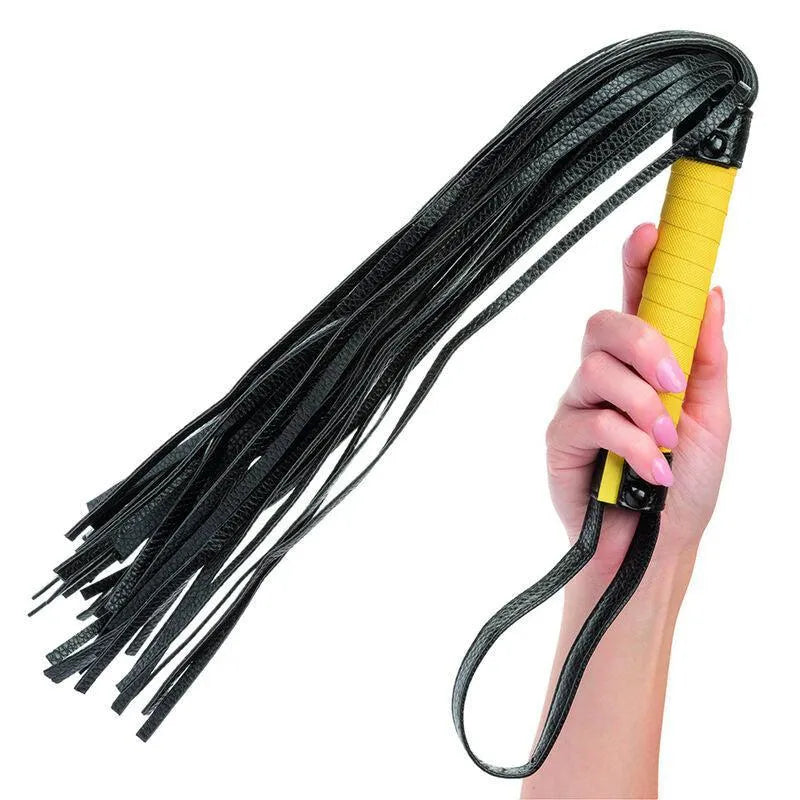 Fouet BDSM en cuir végétalien noir avec pompons, poignée texturée jaune, idéal pour couples débutants et expérimentés.
