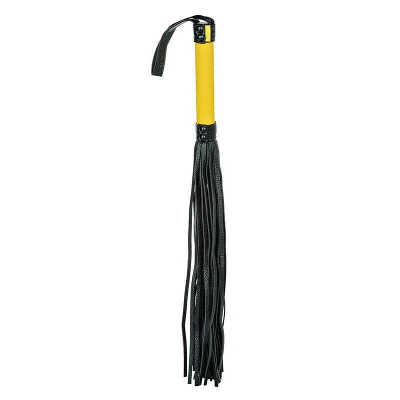 Fouet BDSM en cuir végétalien noir avec pompons, poignée jaune texturée, idéal pour couples débutants et expérimentés.