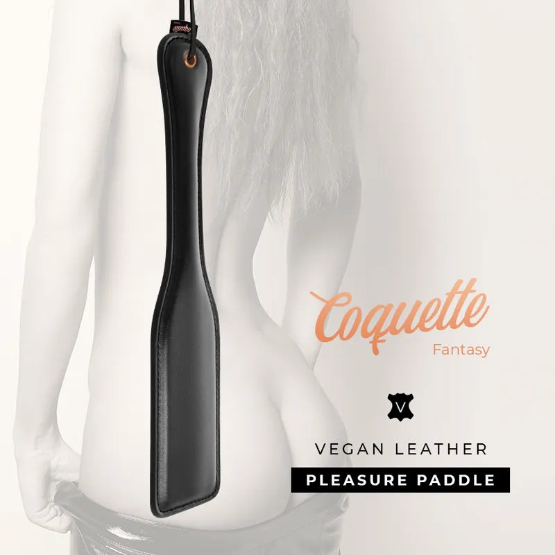 Fouet BDSM cuir végane noir, design chic et élégant, avec poignée ergonomique, idéal pour jeux fétichistes intenses.