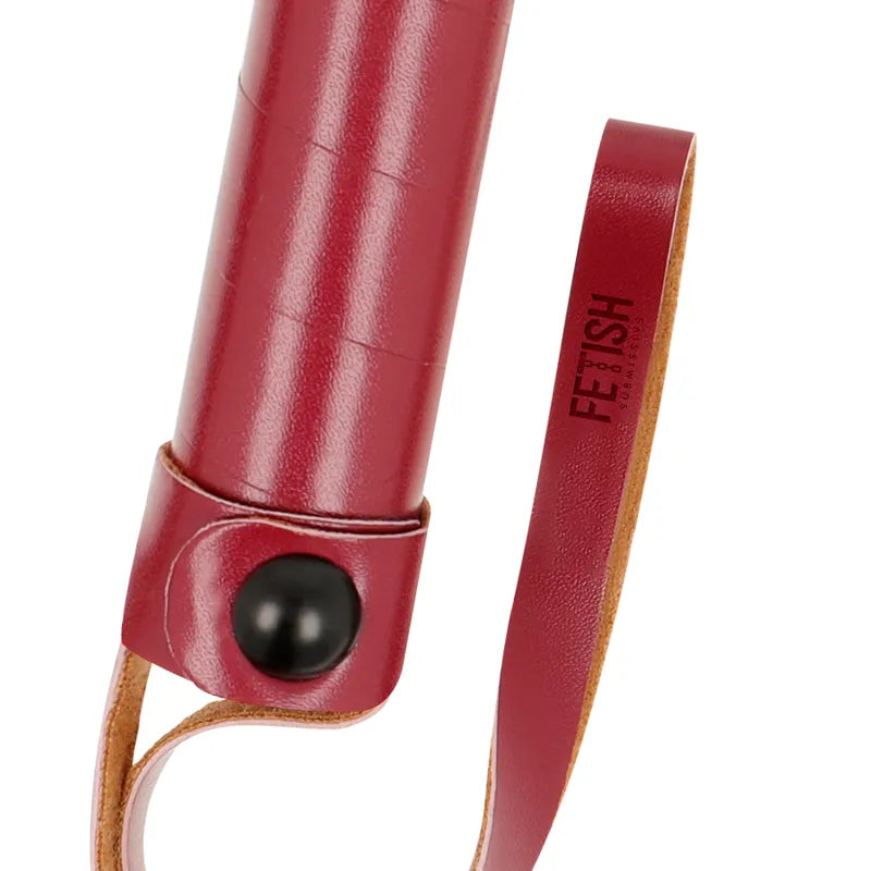 Fouet BDSM en cuir vegan rouge, poignée ergonomique souple, détails métal sans nickel, pour jeux fétichistes intenses.