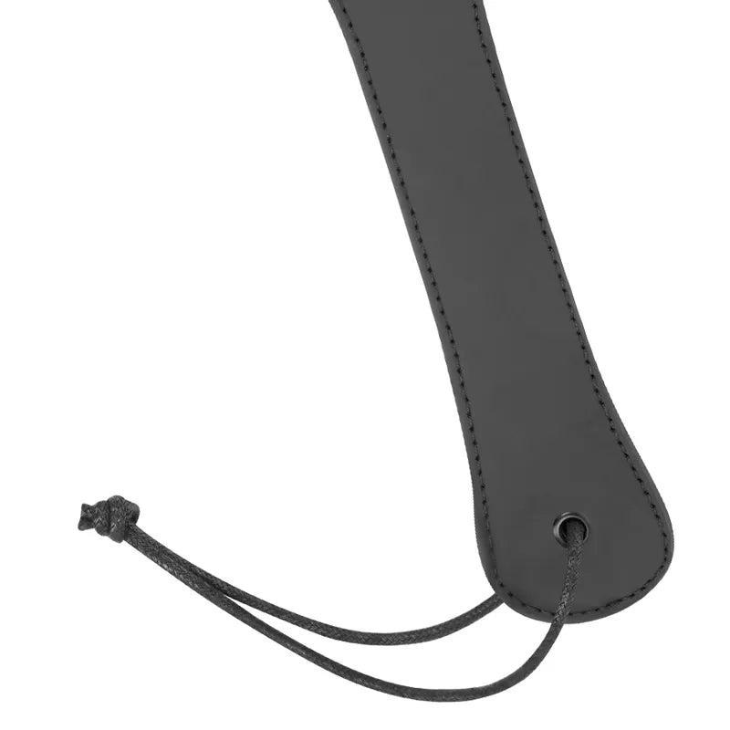 Fouet BDSM cuir vegan noir, poignée ergonomique, lanières néoprène, métal sans nickel, design compact et sophistiqué.