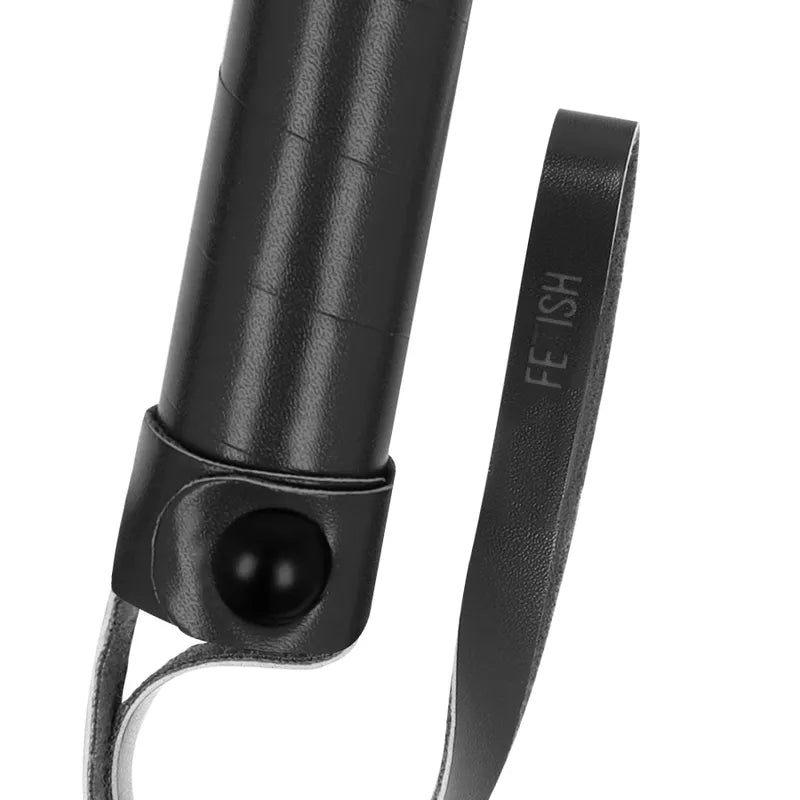 Fouet BDSM en cuir végan noir avec manche ergonomique 15cm, détails en néoprène et métal sans nickel, éthique et sensuel.