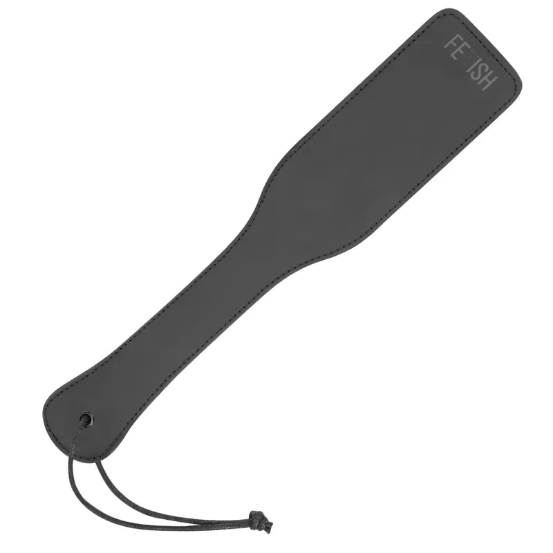 Fouet BDSM luxe en cuir vegan noir, manche ergonomique, détails en métal sans nickel, design sophistiqué et durable.