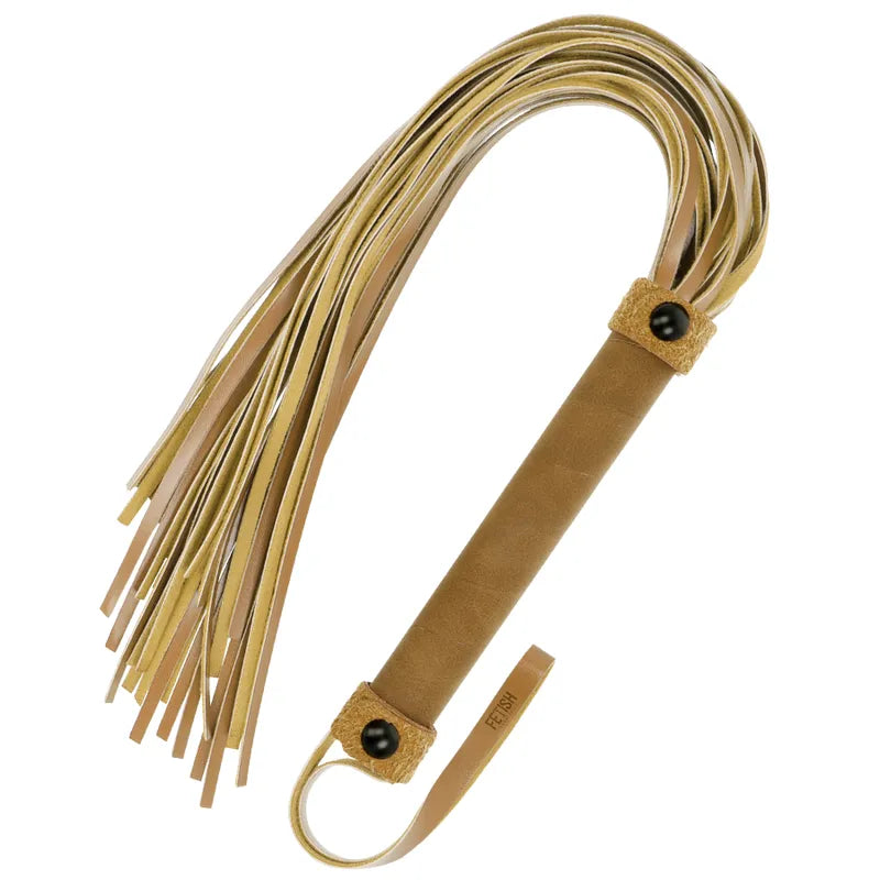 Fouet BDSM cuir vegan marron, poignée ergonomique, lanières souples, métal sans nickel, haute qualité, éthique.
