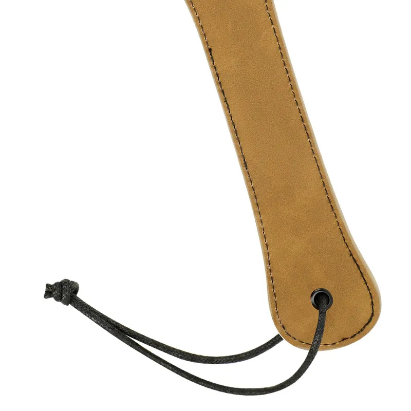 Fouet BDSM cuir végane marron, poignée ergonomique, lanières robustes, métal antiallergique, accessoire fétichiste.