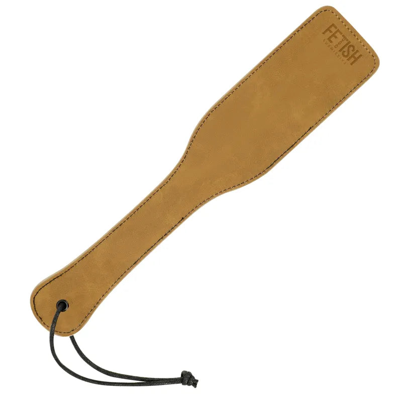 Fouet BDSM cuir végane marron, forme ergonomique, robuste, avec poignée et lanière, idéal pour domination et soumission.