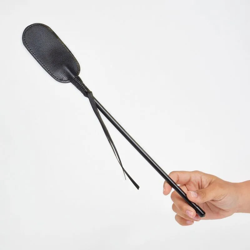 Fouet BDSM noir en cuir végétalien, tige solide 27,5 cm, cravache ovale, prise confortable, sensations intenses, éthique.