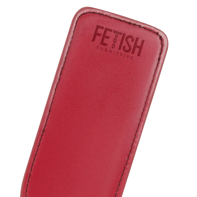 Fouet BDSM rouge en cuir vegan, poignée ergonomique, métal sans nickel, design élégant et durable pour jeux fétichistes.